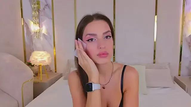 Discover our girls online shows and discover the company of countless livestreamers, with stunning shapes, sex toys and more.