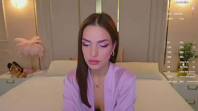 Discover our girls online shows and discover the company of countless livestreamers, with stunning shapes, sex toys and more.