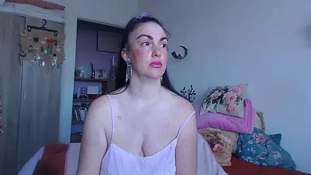 Discover our girls online shows and discover the company of countless livestreamers, with stunning shapes, sex toys and more.