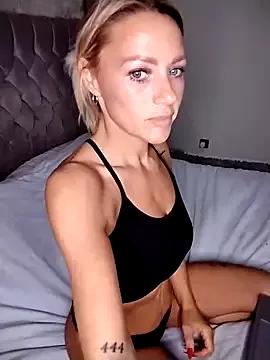 Discover our girls online shows and discover the company of countless livestreamers, with stunning shapes, sex toys and more.