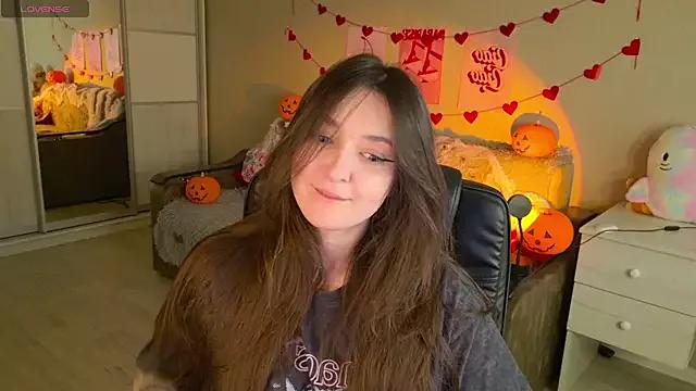 Discover our girls online shows and discover the company of countless livestreamers, with stunning shapes, sex toys and more.