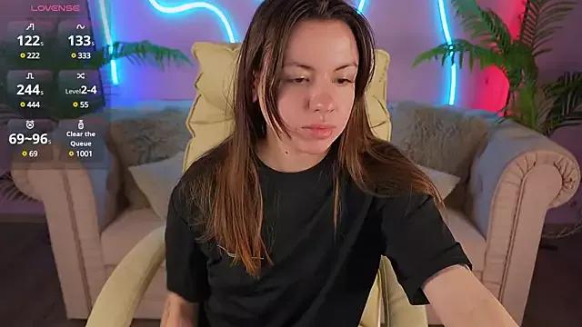 Discover our girls online shows and discover the company of countless livestreamers, with stunning shapes, sex toys and more.