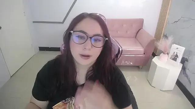 Discover our girls online shows and discover the company of countless livestreamers, with stunning shapes, sex toys and more.