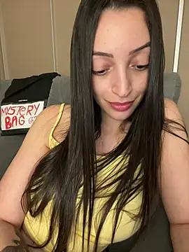 Discover our girls online shows and discover the company of countless livestreamers, with stunning shapes, sex toys and more.