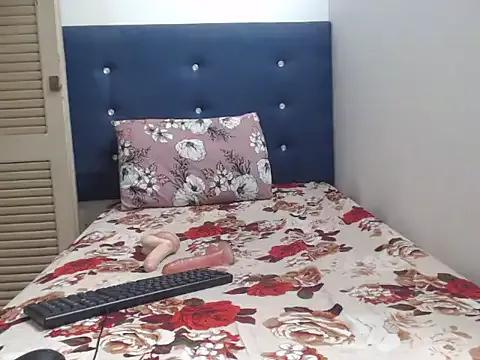 Discover our girls online shows and discover the company of countless livestreamers, with stunning shapes, sex toys and more.