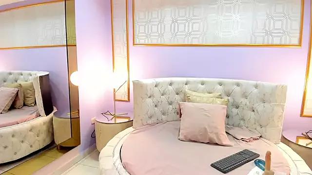 Discover our girls online shows and discover the company of countless livestreamers, with stunning shapes, sex toys and more.