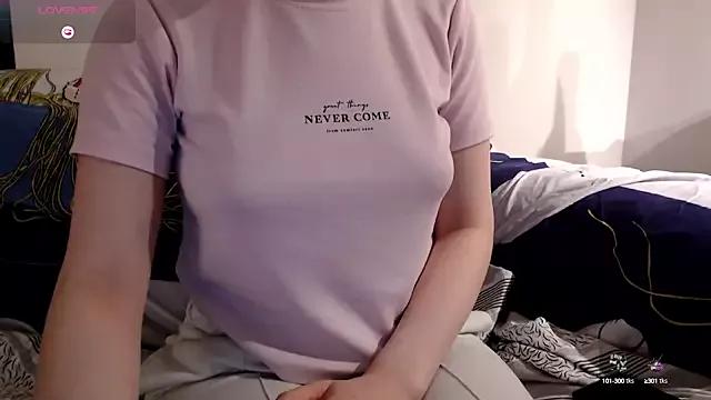 Discover our girls online shows and discover the company of countless livestreamers, with stunning shapes, sex toys and more.