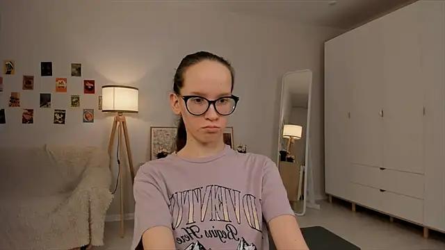 Discover our girls online shows and discover the company of countless livestreamers, with stunning shapes, sex toys and more.
