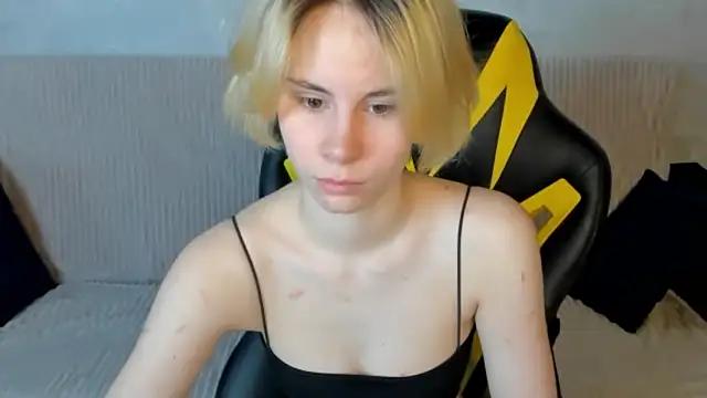 Discover our girls online shows and discover the company of countless livestreamers, with stunning shapes, sex toys and more.