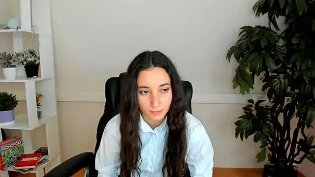 Discover our girls online shows and discover the company of countless livestreamers, with stunning shapes, sex toys and more.