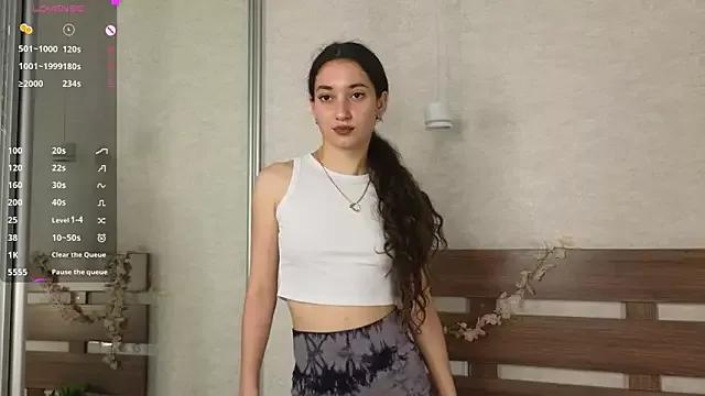 Discover our girls online shows and discover the company of countless livestreamers, with stunning shapes, sex toys and more.
