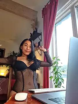 Discover our girls online shows and discover the company of countless livestreamers, with stunning shapes, sex toys and more.