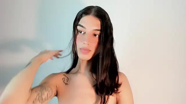 Discover our girls online shows and discover the company of countless livestreamers, with stunning shapes, sex toys and more.