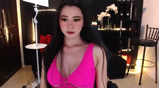 Discover our girls online shows and discover the company of countless livestreamers, with stunning shapes, sex toys and more.