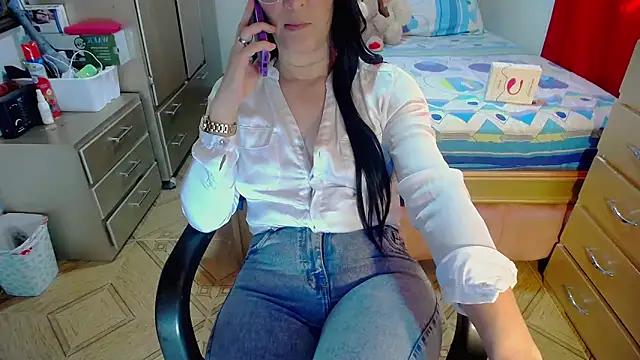 BitterMomXxx from StripChat