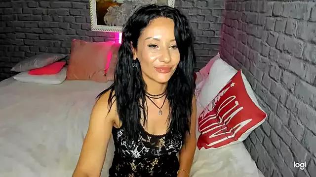Discover our girls online shows and discover the company of countless livestreamers, with stunning shapes, sex toys and more.