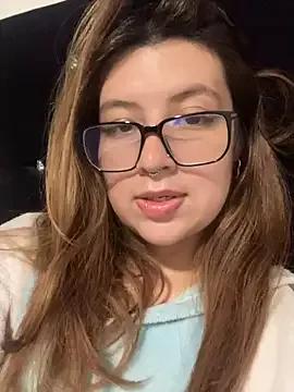 Discover our girls online shows and discover the company of countless livestreamers, with stunning shapes, sex toys and more.