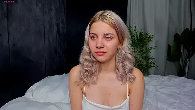 Discover our girls online shows and discover the company of countless livestreamers, with stunning shapes, sex toys and more.