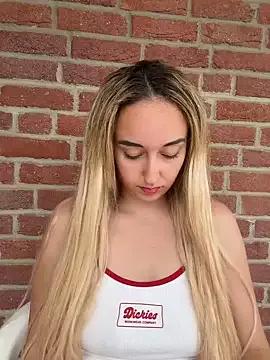 Discover our girls online shows and discover the company of countless livestreamers, with stunning shapes, sex toys and more.
