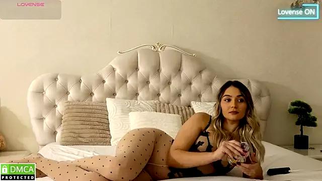 BlondeAnnia_ from StripChat is Freechat