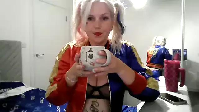 Discover our girls online shows and discover the company of countless livestreamers, with stunning shapes, sex toys and more.