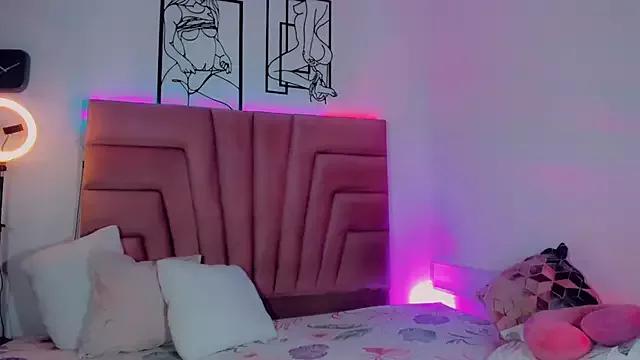 Discover our girls online shows and discover the company of countless livestreamers, with stunning shapes, sex toys and more.