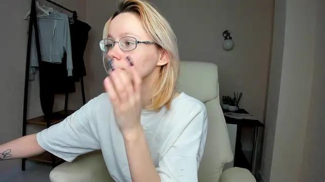Discover our girls online shows and discover the company of countless livestreamers, with stunning shapes, sex toys and more.
