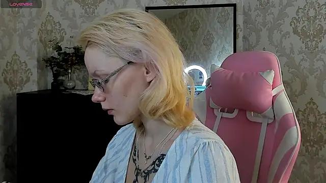 Discover our girls online shows and discover the company of countless livestreamers, with stunning shapes, sex toys and more.