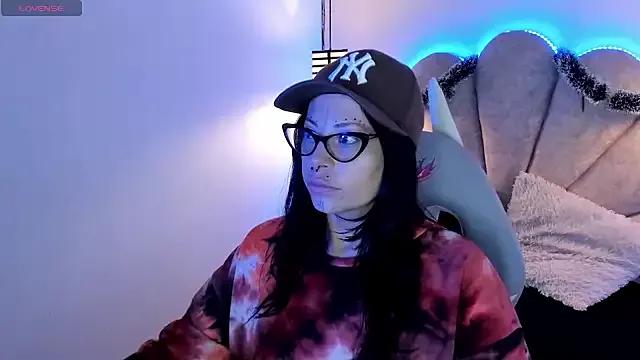 Discover our girls online shows and discover the company of countless livestreamers, with stunning shapes, sex toys and more.