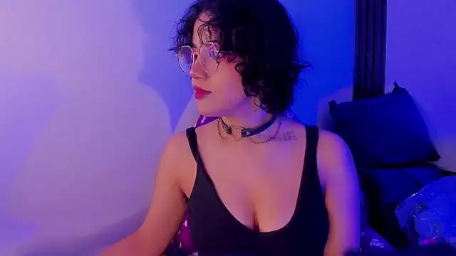 Discover our girls online shows and discover the company of countless livestreamers, with stunning shapes, sex toys and more.