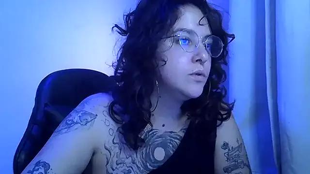 Discover our girls online shows and discover the company of countless livestreamers, with stunning shapes, sex toys and more.
