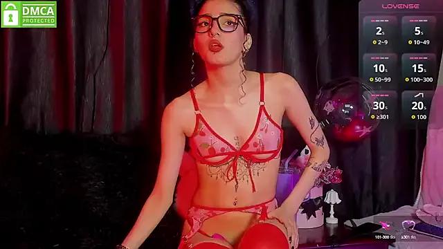 Discover our girls online shows and discover the company of countless livestreamers, with stunning shapes, sex toys and more.