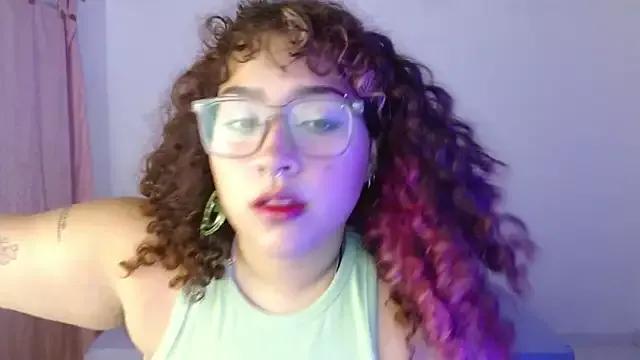 Discover our girls online shows and discover the company of countless livestreamers, with stunning shapes, sex toys and more.