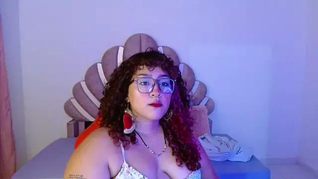 Discover our girls online shows and discover the company of countless livestreamers, with stunning shapes, sex toys and more.