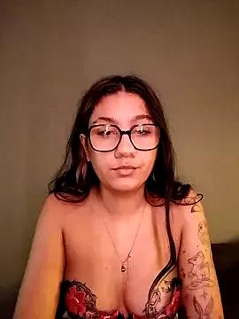 Discover our girls online shows and discover the company of countless livestreamers, with stunning shapes, sex toys and more.