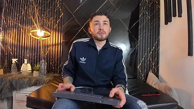 Discover our girls online shows and discover the company of countless livestreamers, with stunning shapes, sex toys and more.