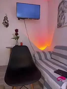 Discover our girls online shows and discover the company of countless livestreamers, with stunning shapes, sex toys and more.