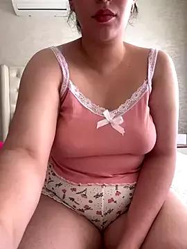 Discover our girls online shows and discover the company of countless livestreamers, with stunning shapes, sex toys and more.