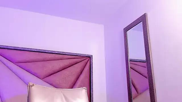 Discover our girls online shows and discover the company of countless livestreamers, with stunning shapes, sex toys and more.