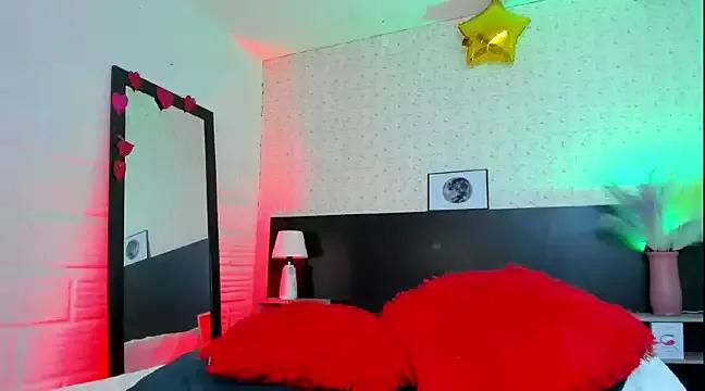 Discover our girls online shows and discover the company of countless livestreamers, with stunning shapes, sex toys and more.