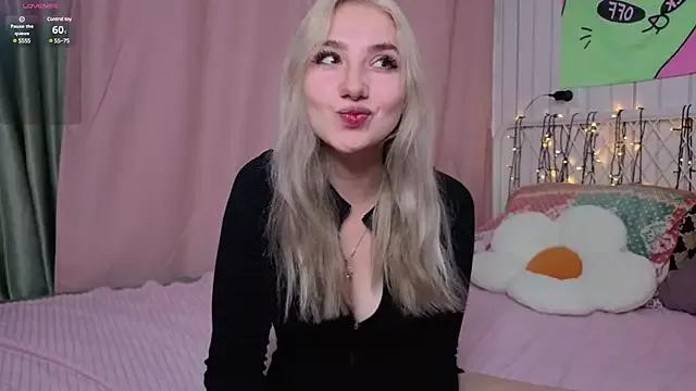 Discover our girls online shows and discover the company of countless livestreamers, with stunning shapes, sex toys and more.