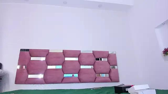 Discover our girls online shows and discover the company of countless livestreamers, with stunning shapes, sex toys and more.