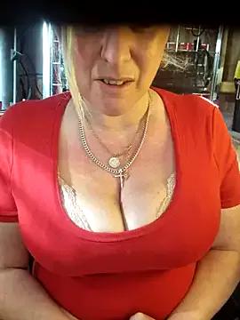 Discover our girls online shows and discover the company of countless livestreamers, with stunning shapes, sex toys and more.