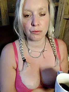 Bouncy-Bella28X from StripChat is Freechat