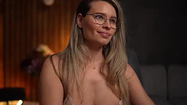 Discover our girls online shows and discover the company of countless livestreamers, with stunning shapes, sex toys and more.