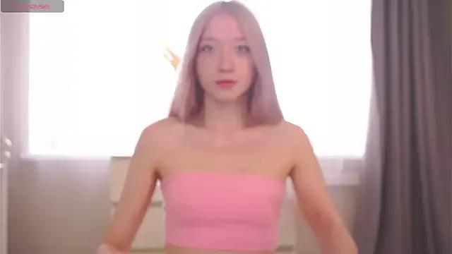 Discover our girls online shows and discover the company of countless livestreamers, with stunning shapes, sex toys and more.