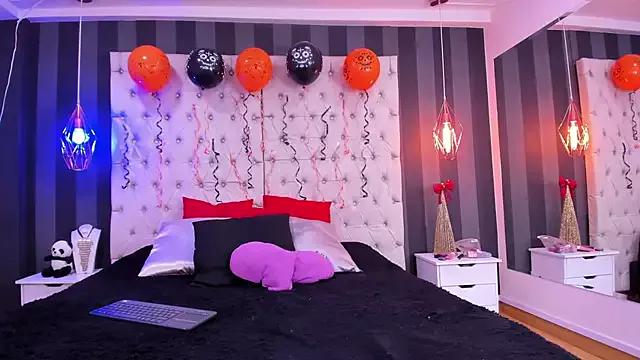 Discover our girls online shows and discover the company of countless livestreamers, with stunning shapes, sex toys and more.