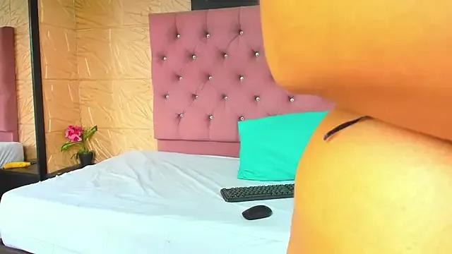 Discover our girls online shows and discover the company of countless livestreamers, with stunning shapes, sex toys and more.