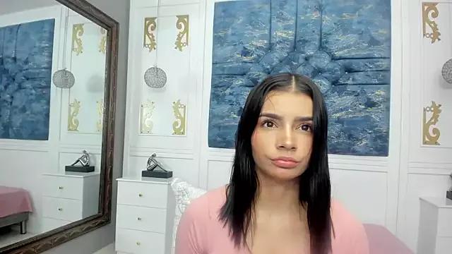 Discover our girls online shows and discover the company of countless livestreamers, with stunning shapes, sex toys and more.