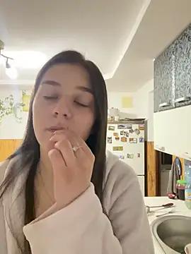 Discover our girls online shows and discover the company of countless livestreamers, with stunning shapes, sex toys and more.